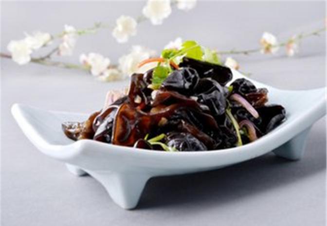 吃了泡发两天的木耳 一家三口中毒