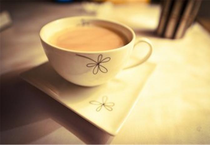 喝奶茶就失眠 你知道一杯奶茶等于4杯咖啡吗？