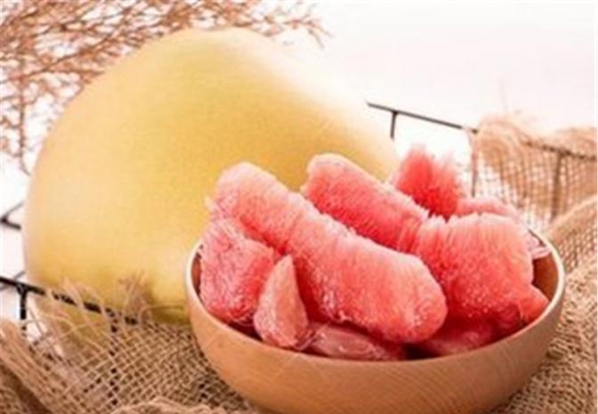 红心柚果皮通体发红，是被染色了吗？