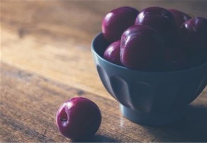 吃完李子喝水会拉肚子？其实是膳食纤维帮助排便